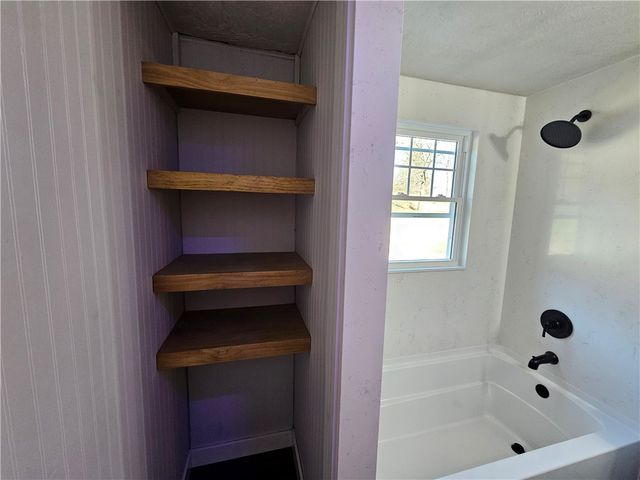 908 New Castle Rd, Franklin Twp, PA 16001