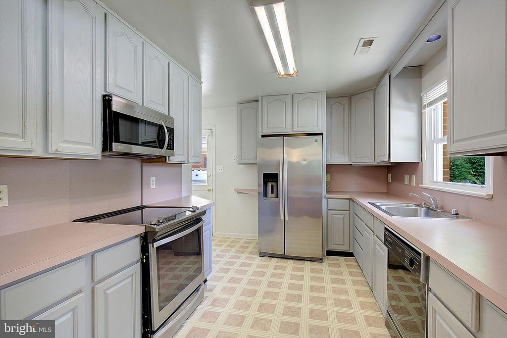 Image 7 of property listing at 2546 HILLSIDE DR, Huntingtown, MD 20639