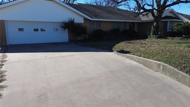 1306 E Central, Comanche, TX 76442