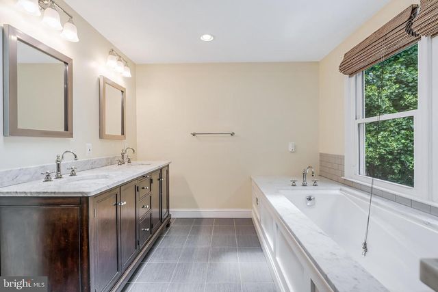 11618 HOLLY BRIAR LN, Great Falls, VA 22066