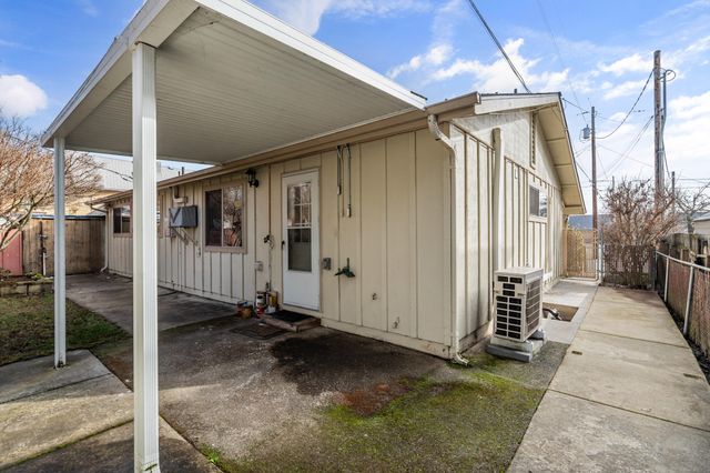 306 SW 3rd Street, Grants Pass, OR 97526