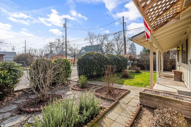 306 SW 3rd Street, Grants Pass, OR 97526