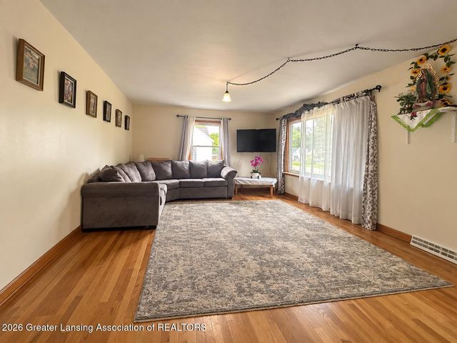 1013 Maycroft Road, Lansing, MI 48917