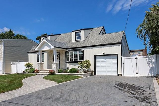269 N Suffolk Avenue, Massapequa, NY 11758