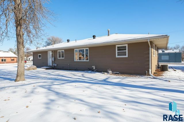 609 S Main St Street, Lennox, SD 57039