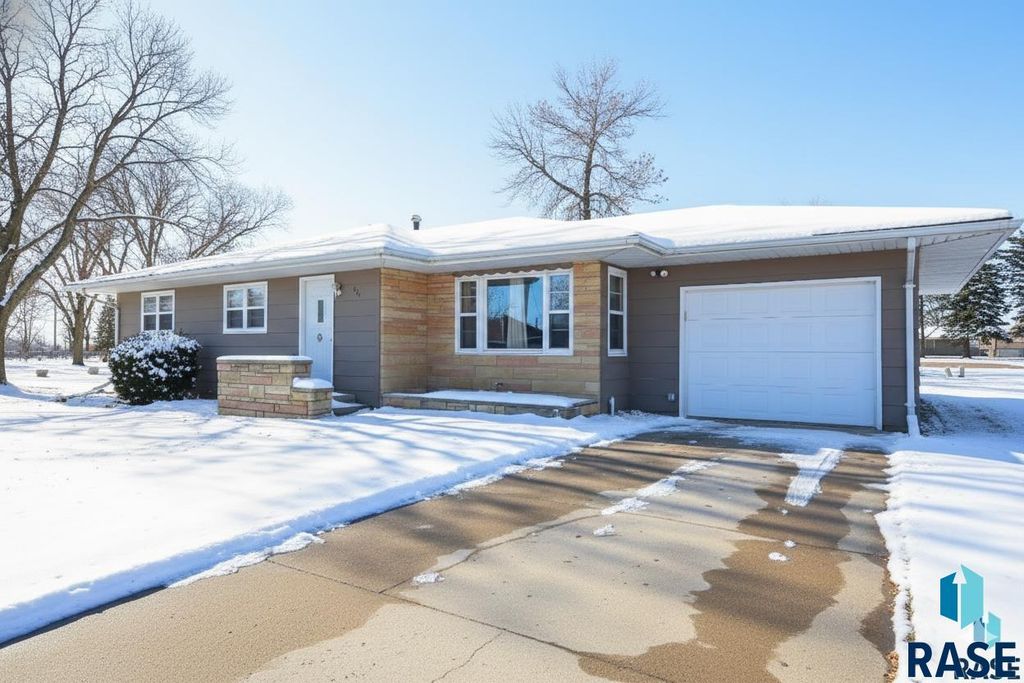 609 S Main St Street, Lennox, SD 57039
