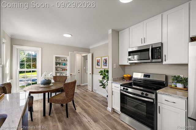 1544 Hampton Road, Grosse Pointe Woods, MI 48236