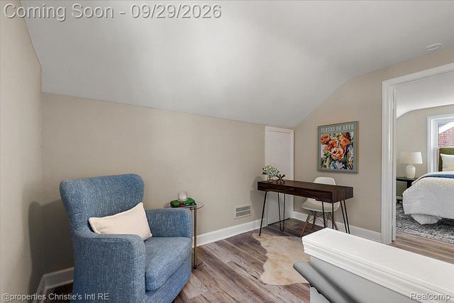 1544 Hampton Road, Grosse Pointe Woods, MI 48236