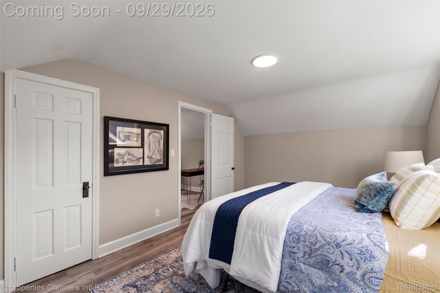 1544 Hampton Road, Grosse Pointe Woods, MI 48236