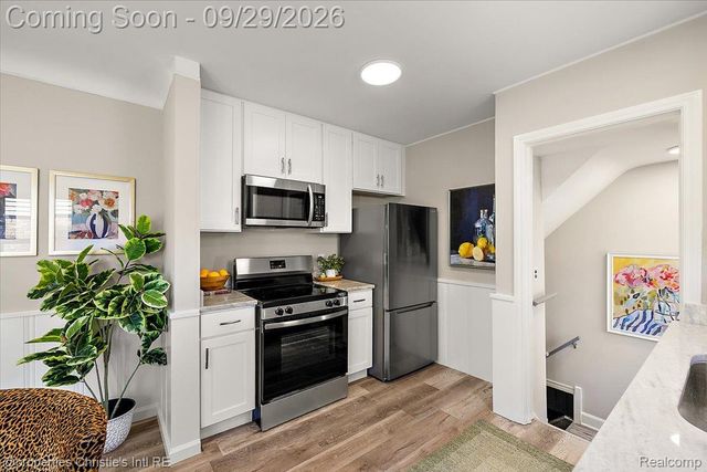 1544 Hampton Road, Grosse Pointe Woods, MI 48236