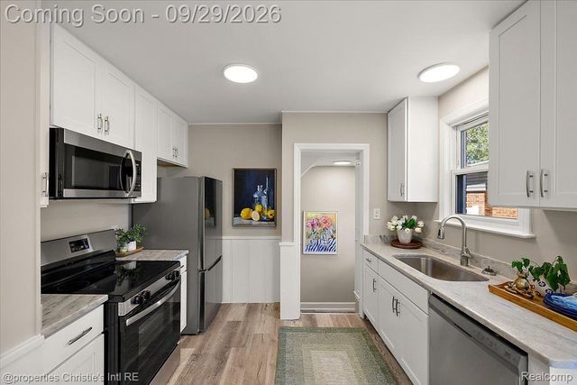 1544 Hampton Road, Grosse Pointe Woods, MI 48236