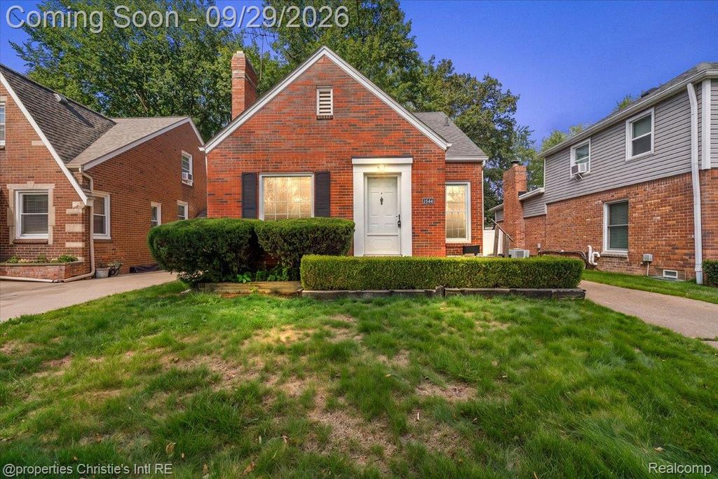 1544 Hampton Road, Grosse Pointe Woods, MI 48236