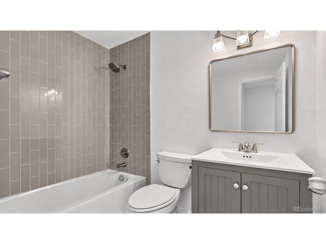 838 S Rifle Ct, Aurora, CO 80017