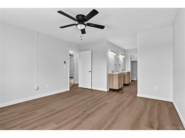 838 S Rifle Ct, Aurora, CO 80017