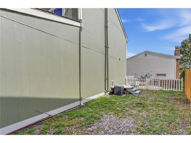 838 S Rifle Ct, Aurora, CO 80017