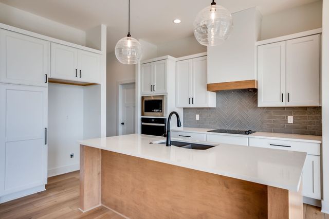 284 S Wellcrest Ct., Wichita, KS 67052