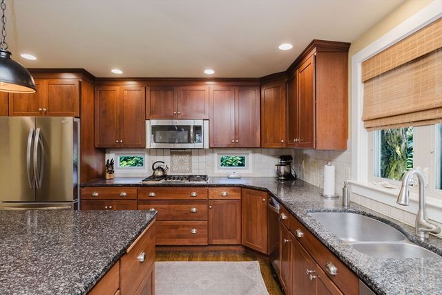 99 Pleasant St, Mansfield, MA 02048
