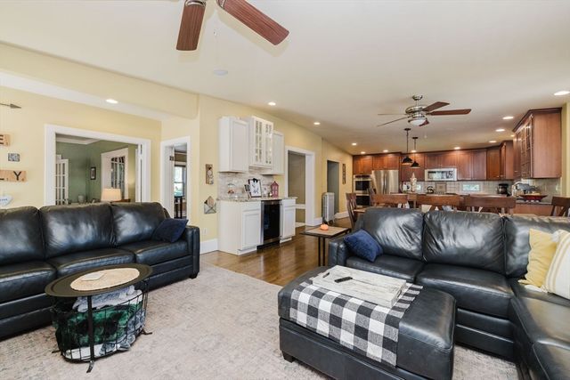 99 Pleasant St, Mansfield, MA 02048
