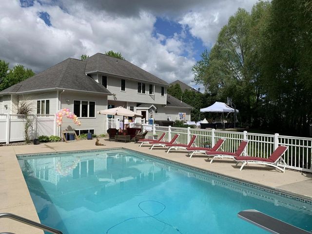 1941 HORSESHOE LANE, De Pere, WI 54115