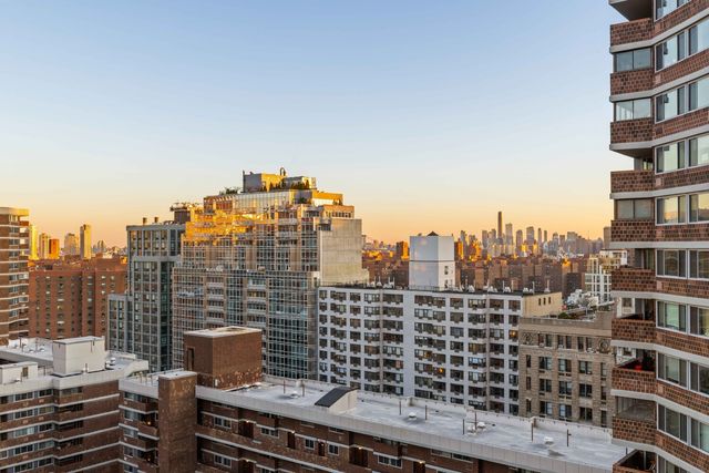 305 E 24th St Apt 20M, New York City, NY 10010