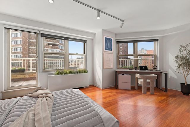 305 E 24th St Apt 20M, New York City, NY 10010