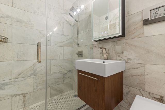 305 E 24th St Apt 20M, New York City, NY 10010