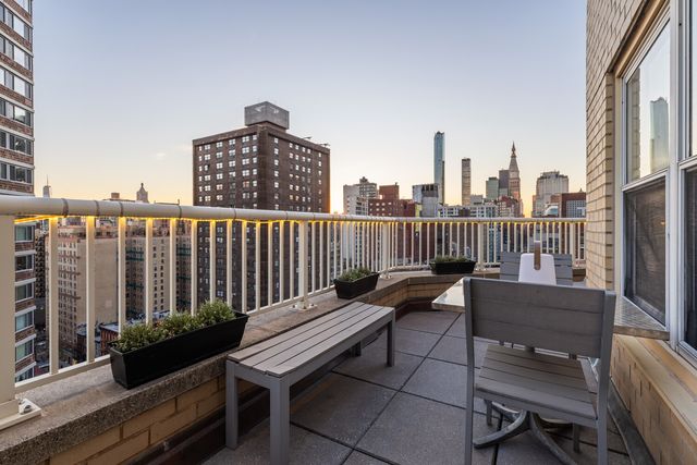 305 E 24th St Apt 20M, New York City, NY 10010