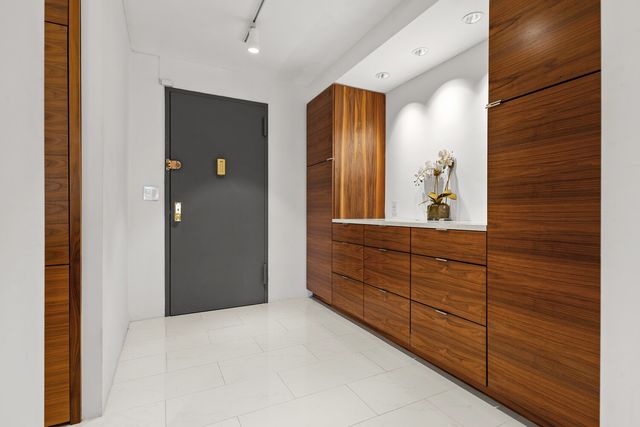 305 E 24th St Apt 20M, New York City, NY 10010