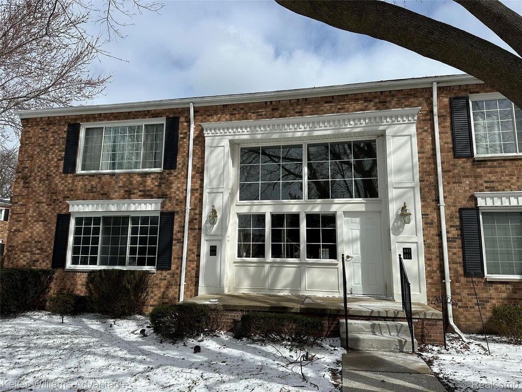 653 E Fox Hills Drive 49, Bloomfield Hills, MI 48304
