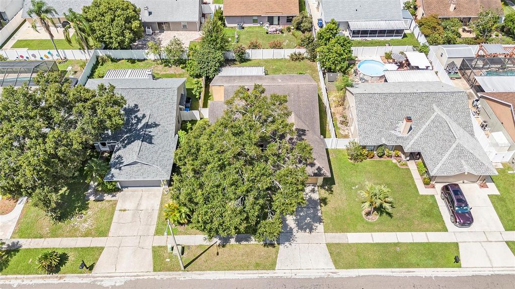 Image 33 of property listing at 7112 HOLLOWELL DRIVE, Tampa, FL 33634