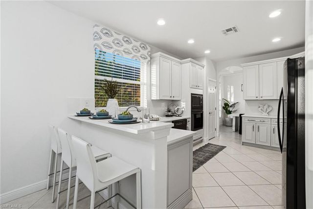 4828 Cerromar DR, Naples, FL 34112