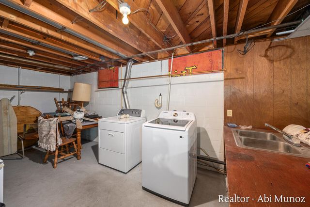 9211 Alpine Avenue Nw, Sparta Twp, MI 49345