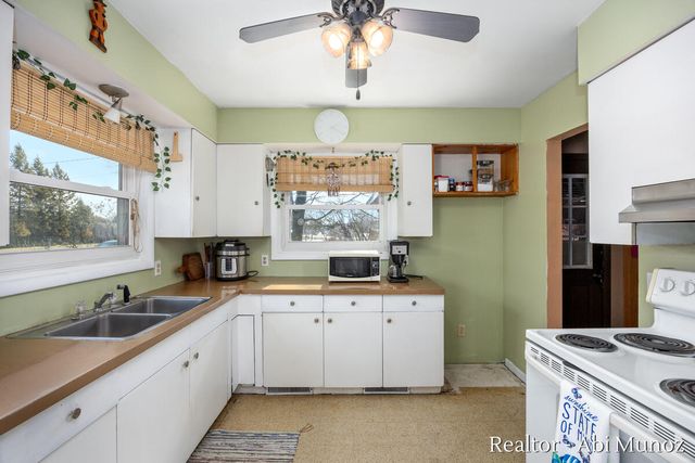 9211 Alpine Avenue Nw, Sparta Twp, MI 49345