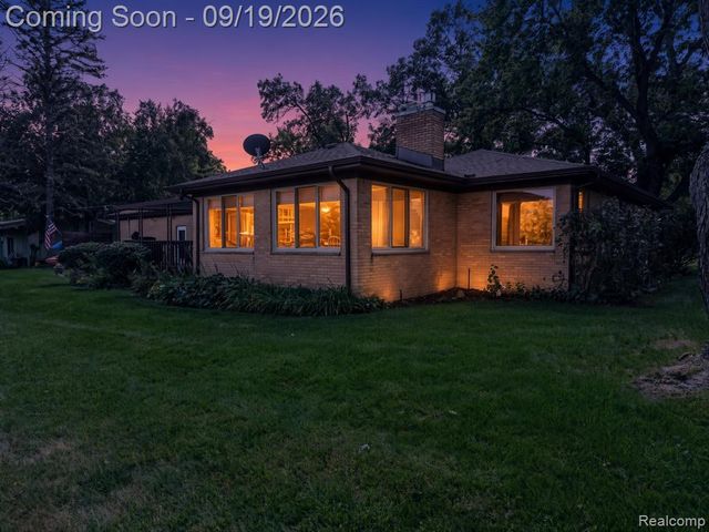 7139 Capri Drive, White Lake, MI 48383