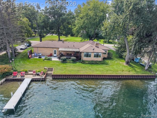 7139 Capri Drive, White Lake, MI 48383