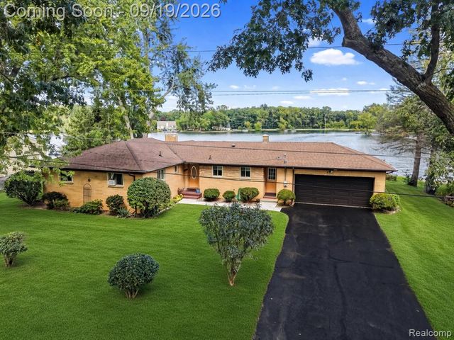 7139 Capri Drive, White Lake, MI 48383