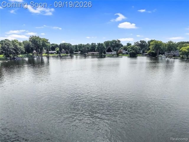 7139 Capri Drive, White Lake, MI 48383