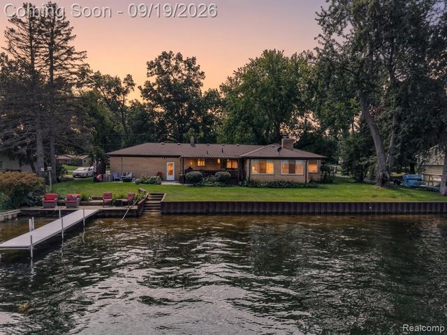 7139 Capri Drive, White Lake, MI 48383