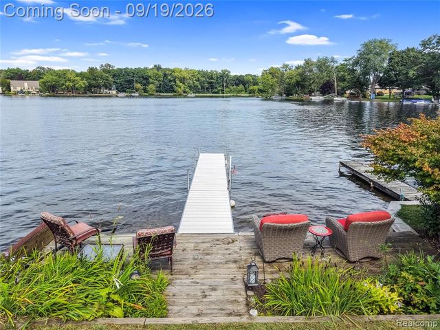 7139 Capri Drive, White Lake, MI 48383