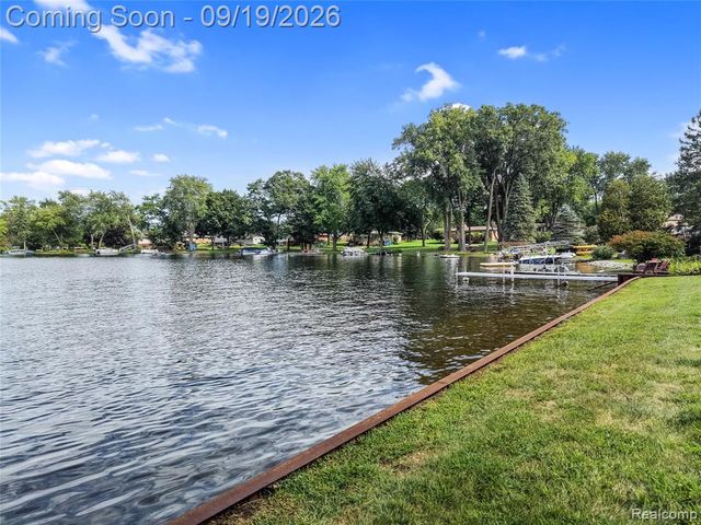 7139 Capri Drive, White Lake, MI 48383
