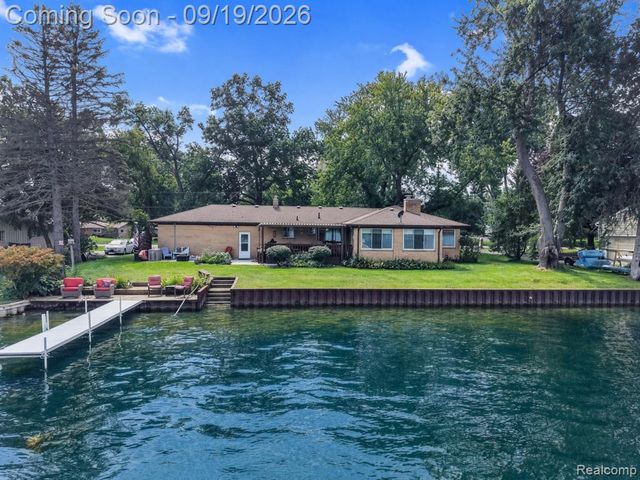 7139 Capri Drive, White Lake, MI 48383