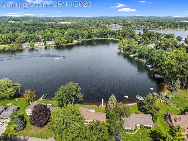 7139 Capri Drive, White Lake, MI 48383