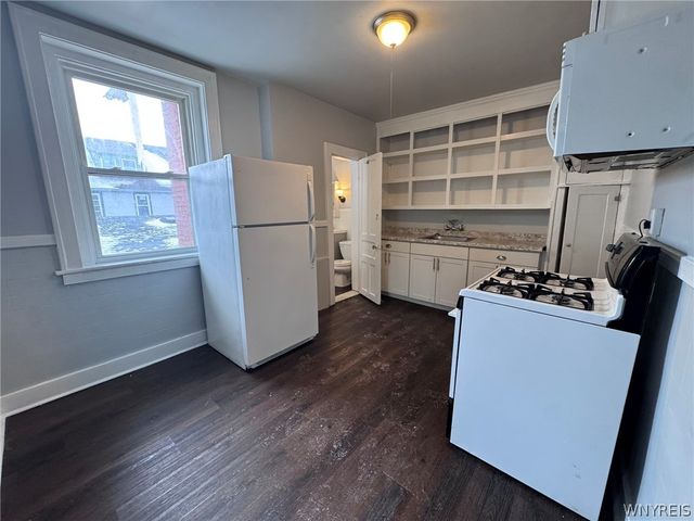 856 Niagara Street Upper Front, Buffalo, NY 14213