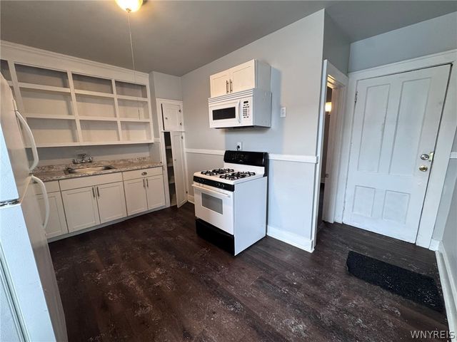 856 Niagara Street Upper Front, Buffalo, NY 14213