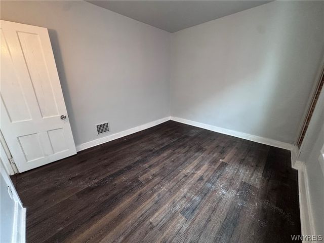 856 Niagara Street Upper Front, Buffalo, NY 14213