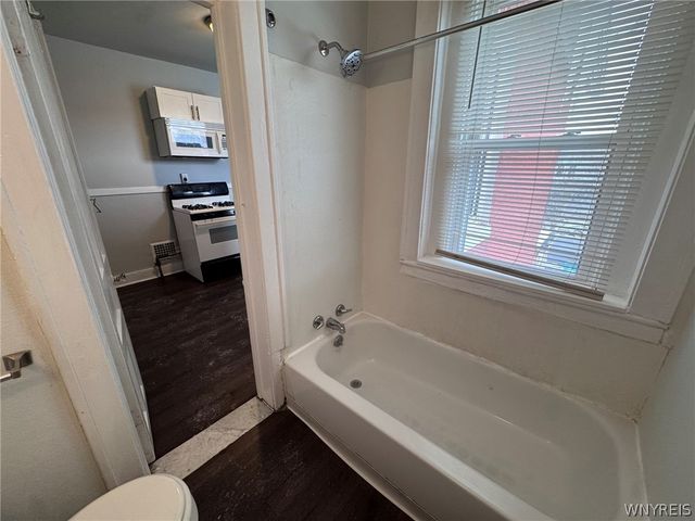 856 Niagara Street Upper Front, Buffalo, NY 14213