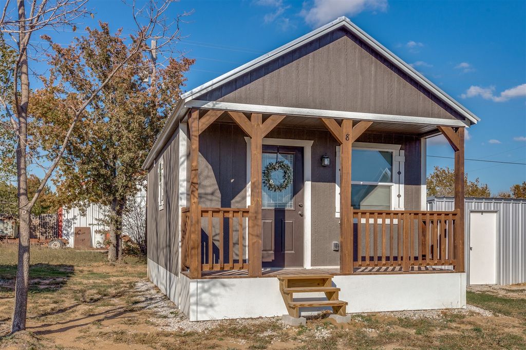 906 El Camino Real 4, Chico, TX 76431