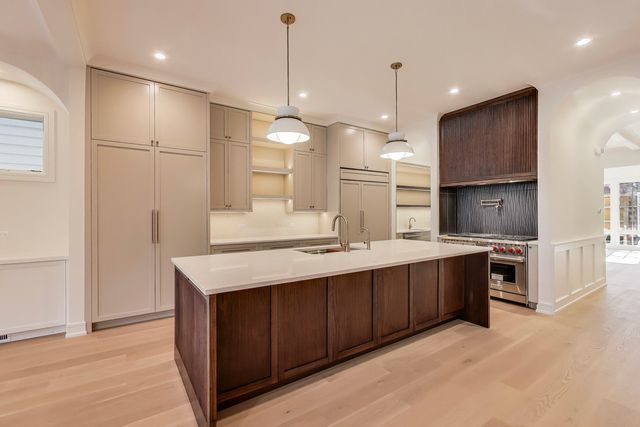 2036 W ERIE Street, Chicago, IL 60612