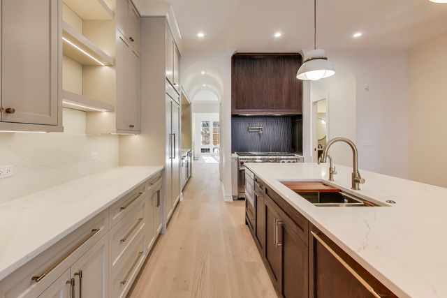 2036 W ERIE Street, Chicago, IL 60612