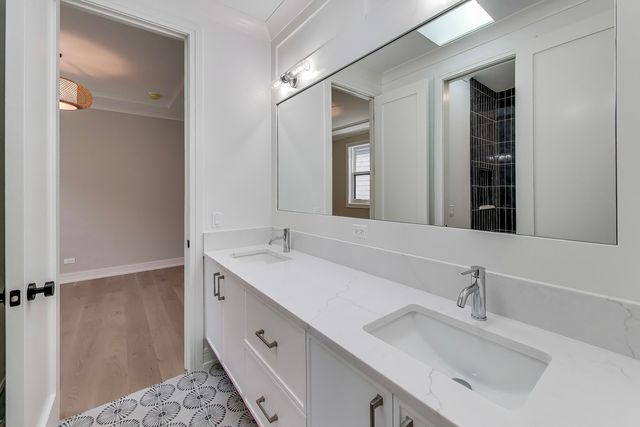 2036 W ERIE Street, Chicago, IL 60612